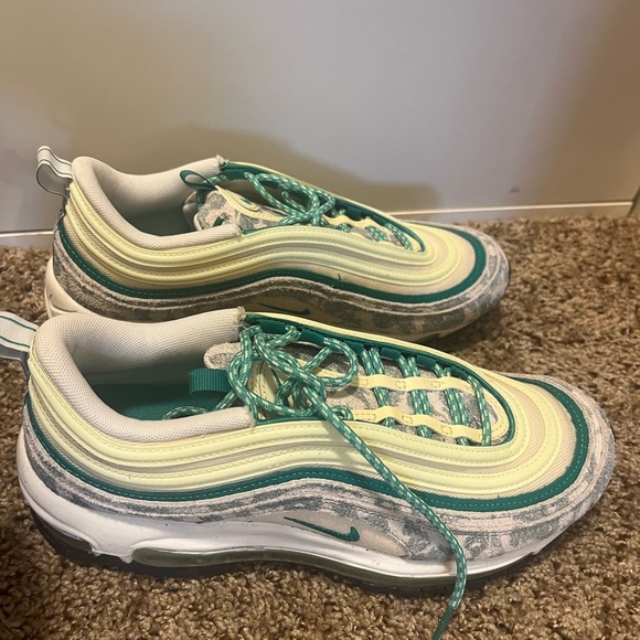 Air maxes - Picture 1 of 2